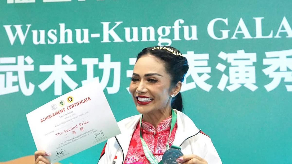 Krisdayanti Berhasil Raih Medali Silver di Ajang Kejuaraan Wushu Internasional, Bertanding Dibalut Busana Pink