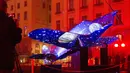Sebuah seni instalasi lampu yang bertema Vols de Nuit karya seniman Thierry Chenavaud ditampilkan saat persiapan Festival of Lights di pusat Kota Lyon, Prancis (7/12). Perayaan ini berjalan dari 6 Desember - 9 Desember.(Reuters/Emmanuel Foudrot)