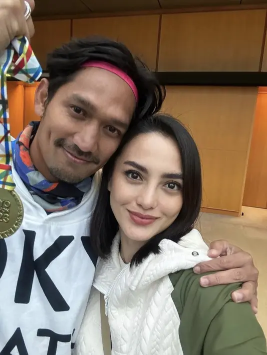 Tak hanya liburan, Ririn juga menemani Ibnu Jamil lomba lari marahthon di Jepang. Nampak Ririn mengenakan jaket putih berlengan hijau. (@ririnekawati)