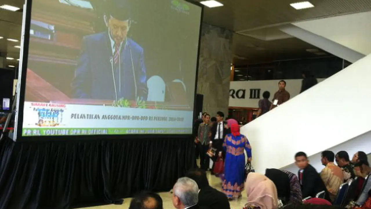 Keluarga Anggota Dewan Tonton Pelantikan di TV Besar di DPR