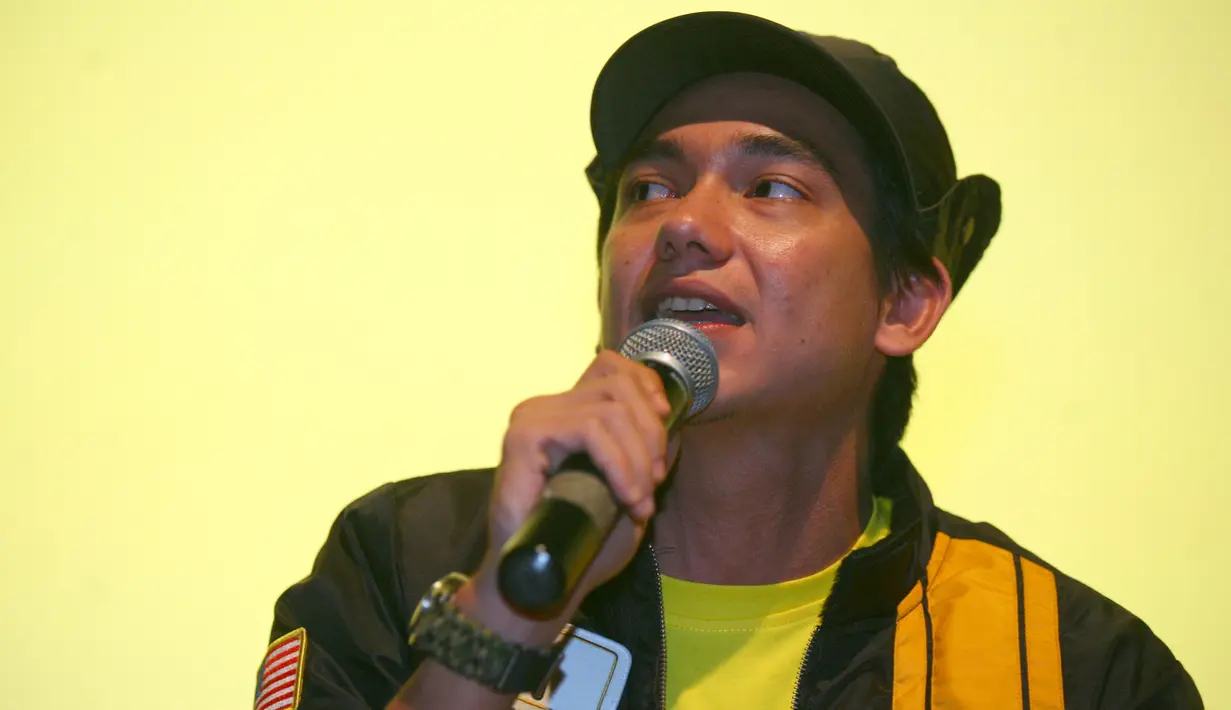 "Misalnya proses untuk main musik kayak gitar ada kuncinya, drum juga susah tapi kalau perkusi gue main ke rumahnya untuk minta diajarin. Gimana gebuknya, dan isanya main feelinng aja," ucap Adipati. (Nurwahyunan/Bintang.com)