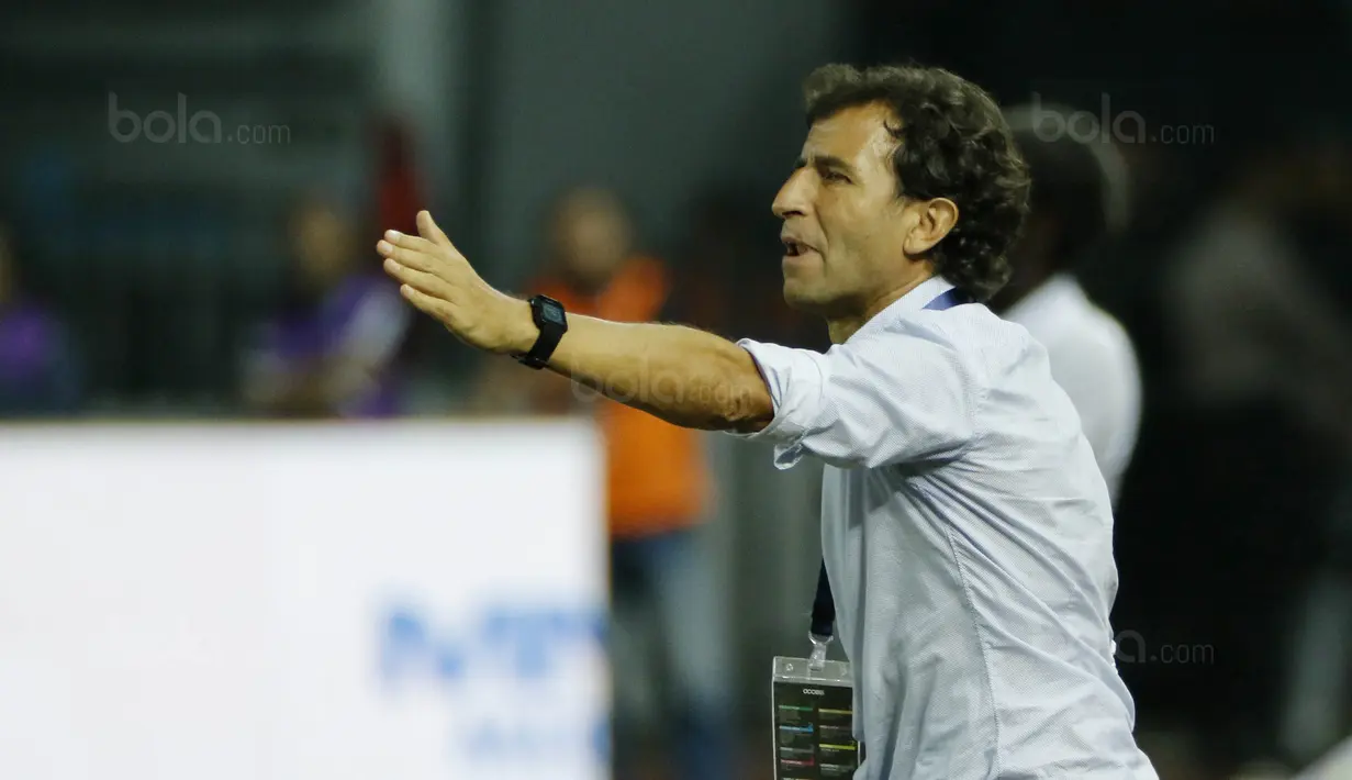 Pelatih Indonesia, Luis Milla, memberikan arahan kepada anak asuhnya saat pertandingan melawan Guyana di Stadion Patriot, Bekasi, Sabtu (25/11/2017). Indonesia menang 2-1 atas Guyana. (Bola.com/M Iqbal Ichsan)