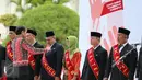 Presiden Joko Widodo (Jokowi) ketika memberikan Tanda Kehormatan Satyalencana Kebaktian Sosial kepada 893 orang yang telah melakukan 100 kali donor darah di Istana Bogor, Jawa Barat, Jumat (18/12). (Liputan6.com/Faizal Fanani)