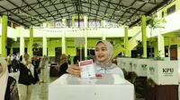 Calon Wakil Gubernur Lampung, Jihan Nurlela menyalurkan suara di TPS Pahoman, Bandar Lampung. Foto : (Liputan6.com/Ardi).