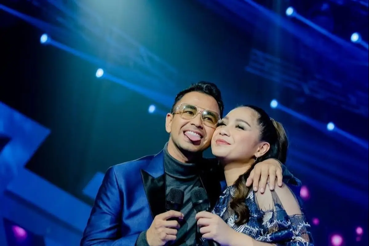 6 Potret Duet Raffi Ahmad dan Nagita Slavina, Tampil Serasi Berbalut Outfit Serba Biru