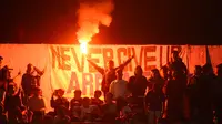 Arek Malang Nonton Bola Lagi! Aremania Merahkan Kanjuruhan dengan Flare dalam Uji Coba Arema Vs PSIS