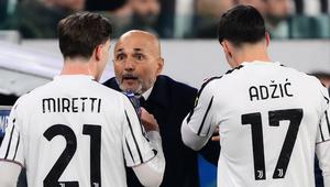 Pelatih Juventus, Luciano Spalletti, berbicara kepada sang gelandang Fabio Miretti saat laga Liga Champions 2025/2026 melawan Sporting CP di Allianz Stadium, Turin, Rabu (5/11/2025) dini hari WIB. (Marco Bertorello/AFP)