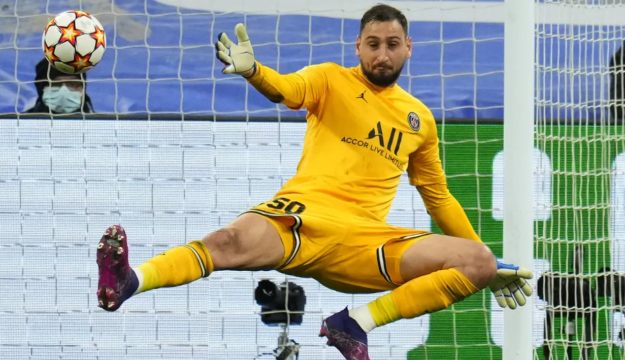 Karim Benzema menjadi pahlawan bagi Madrid dengan memborong tiga gol, pada menit ke-61, 76, dan 78. (AP/Manu Fernandez)