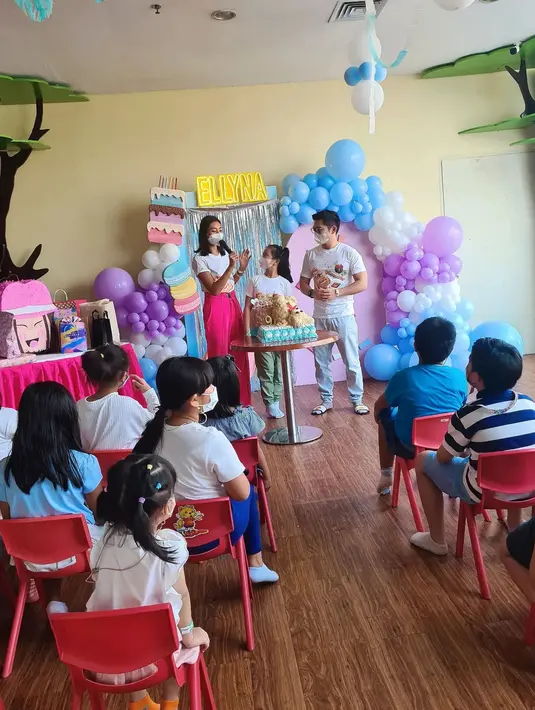 Ada berbagai potret kebersamaan Nicky Tirta dan Liza Elly di acara ulang tahun putri mereka. Walaupun sudah 4 tahun berlalu semenjak bercerai, keduanya tetap menjaga hubungan dengan baik untuk putri mereka. (instagram.com/nickytirta)
