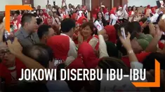 Presiden Jokowi menghadiri hadiri deklarasi dukungan terhadap dirinya. Acara digalang oleh Kelompok Perempuan UMKM 4.0. Kedatangan Jokowi membuatnya diserbu ibu-ibu hadirin.