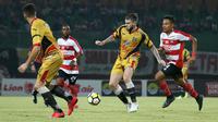 Duel Madura United vs Mitra Kukar di Stadion Gelora Ratu Pamelingan, Pamekasan, Kamis (13/9/2018). (Bola.com/Aditya Wany)