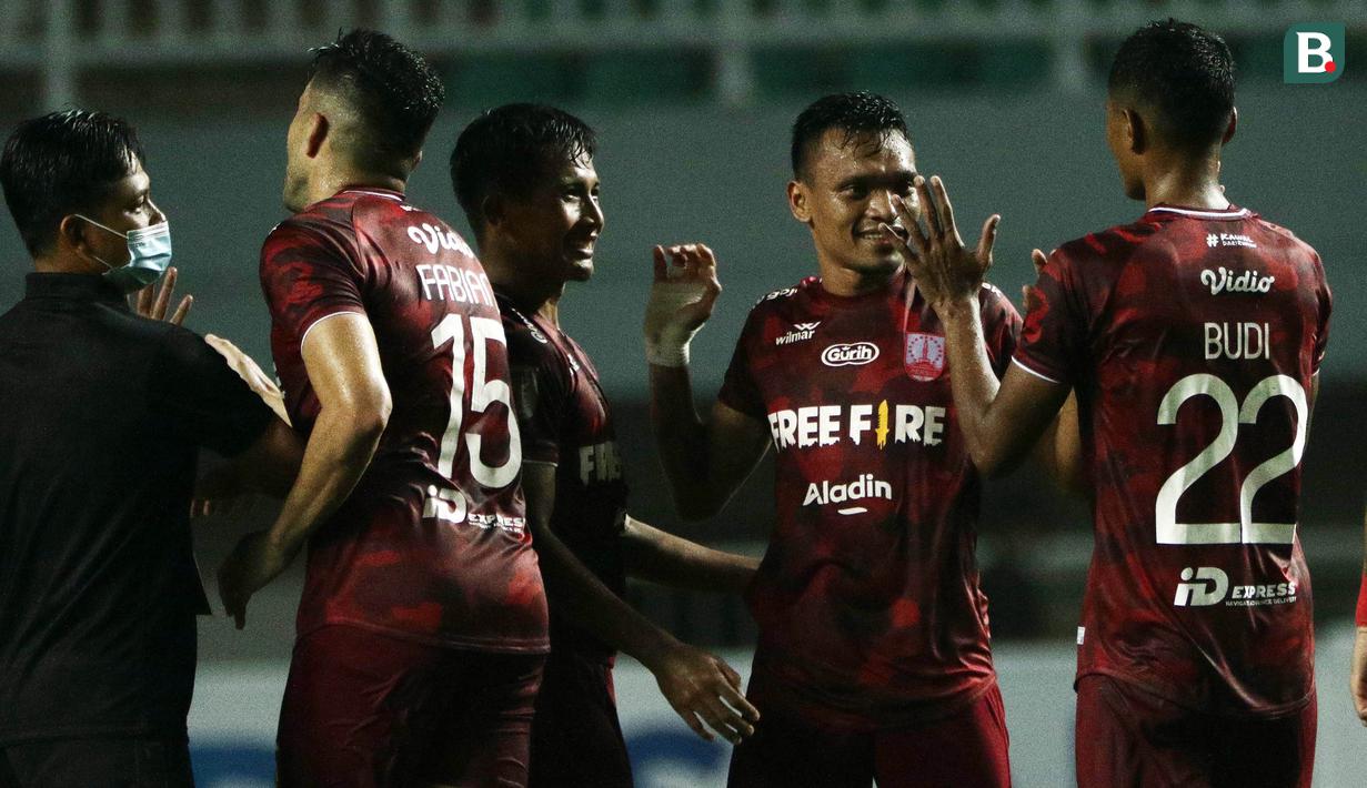 Pemain Persis Solo, Ferdinand Sinaga (kedua dari kanan) mendapatkan selamat dari rekan setim usai menjebol gawang Persiba Balikpapan dalam laga matchday ke-3 Grup X Babak 8 Besar Liga 2 2021 di Stadion Pakansari, Cibinong, Rabu (22/12/2021). (Bola.com/Ikhwan Yanuar)
