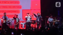 Penampilan Rizky Febian mampu menghanyutkan suasana hati penggemar dan penonton The Sounds Project Vol 7. (Liputan6.com/Herman Zakharia)