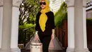 Tampil fresh dengan outfit nuansa hitam-kuning, Syahrini terlihat menenteng tas Hermes Kelly 28 Retourne Matte Himalaya Niloticus with Palladium Hardware yang menurut situs Kabinet Prive ditaksir sekitar Rp2 miliar. (Instagram/princessyahrini).