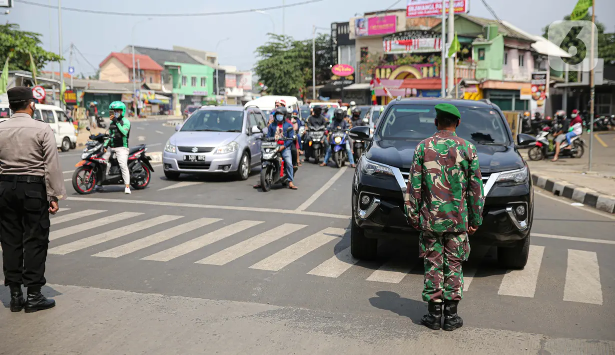 Aparat gabungan menghentikan laju kendaraan untuk mengajak masyarakat mengheningkan cipta di Kawasan Jalan RE Martadinata, Tangerang Selatan, Senin (17/8/2020). Kegiatan mengheningkan cipta ini dilakukan selama 3 menit dalam rangka memperingati HUT ke-75 RI. (Liputan6.com/Faizal Fanani)