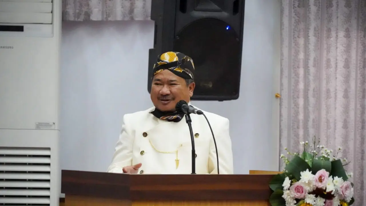 Bupati Garit Rudy Gunawan tengah memberikan sambutannya dalam perayaan Hari Jadi Garut (HJG) ke-208 di Gedung DPRD Garut, Jawa Barat.