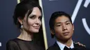 Nama Angelina Jolie tak pernah lepas dari perhatian publik. Bukan soal proses cerainya dengan Brad Pitt, kali ini Jolie hadir di Golden Globe 2018 bersama anaknya, Pax. (AFP/Valerie Macon)