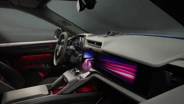 Kursi elektrik, atap panorama terbesar Porsche dengan teknologi kristal cair, serta 13 pilihan warna interior memastikan kenyamanan khas SUV mewah (Porsche)