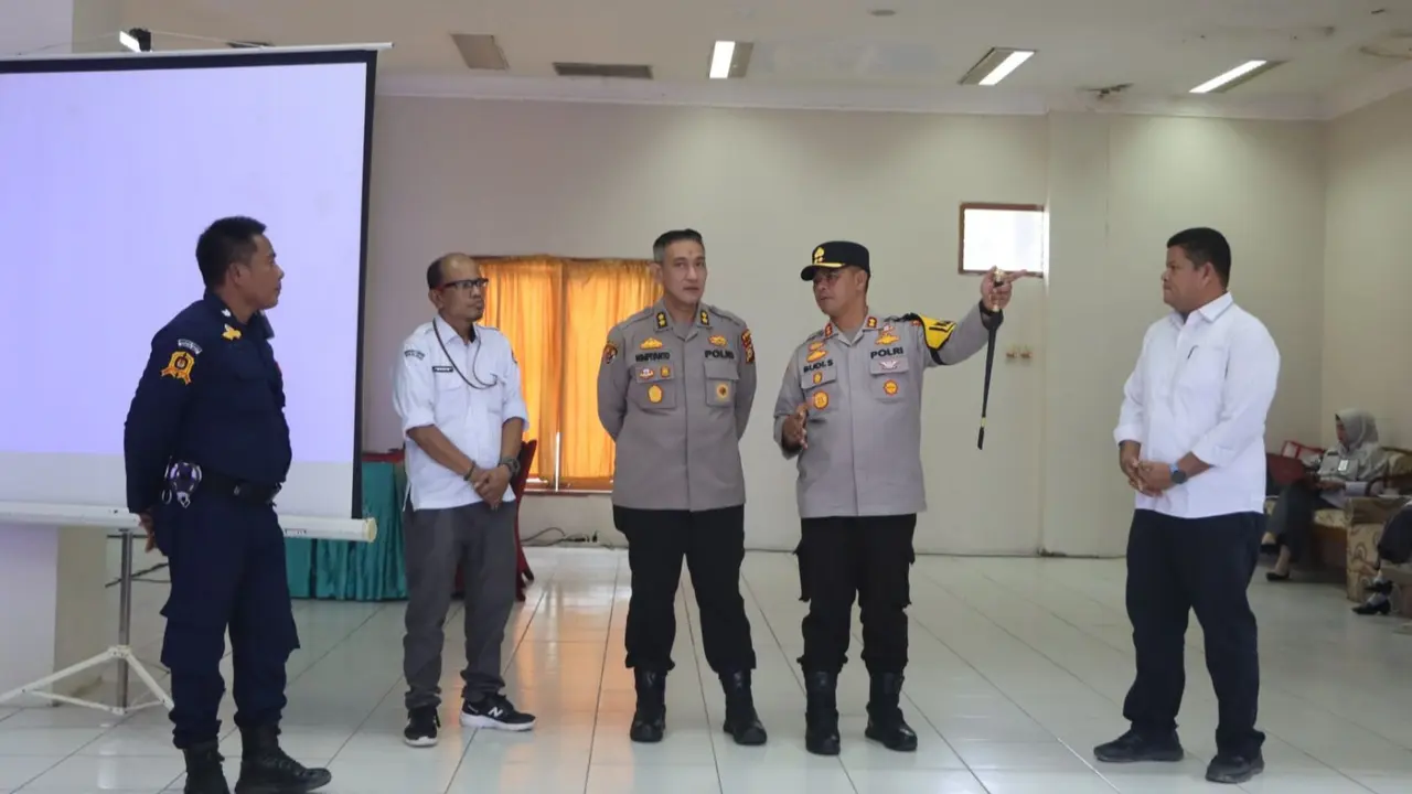 Kapolres Rohul AKBP Budi Setiyono SIK mengecek ruangan pleno rekapitulasi suara oleh KPU.