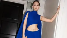 Jennie Blackpink tampil dengan warna Royal Blue dalam acara Met Gala 2024. Dirinya tampil anggun dengan gaun dari Alaïa yang dibuat khusus oleh desainer Pieter Mulier. (Liputan6.com/IG/@maisonalaia)