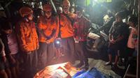 Perugas gabungan SAR mengevakuasi dua pemancing yang meninggal dunia setelah tenggelam di perairan Tanjung Emas Semarang, Selasa (19/8/2025) (BPBD Kota Semarang)