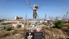 Sebuah patung perempuan terlihat di dekat Pelabuhan Beirut di Lebanon pada 20 Oktober 2020. Sejumlah seniman Lebanon membuat patung perempuan itu menggunakan puing-puing dari ledakan di Pelabuhan Beirut. (Xinhua/Bilal Jawich)