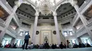 Jemaah salat di Masjid Katedral Moskow, Rusia, Kamis (23/5/2019). Masjid yang dibangun pada tahun 1904 ini selalu ramai oleh aktivitas umat muslim selama Ramadan. (Kirill KUDRYAVTSEV/AFP)