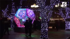 Sebanyak 30 instalasi cahaya karya seniman dunia dipamerkan dalam festival musim dingin Canary Wharf.