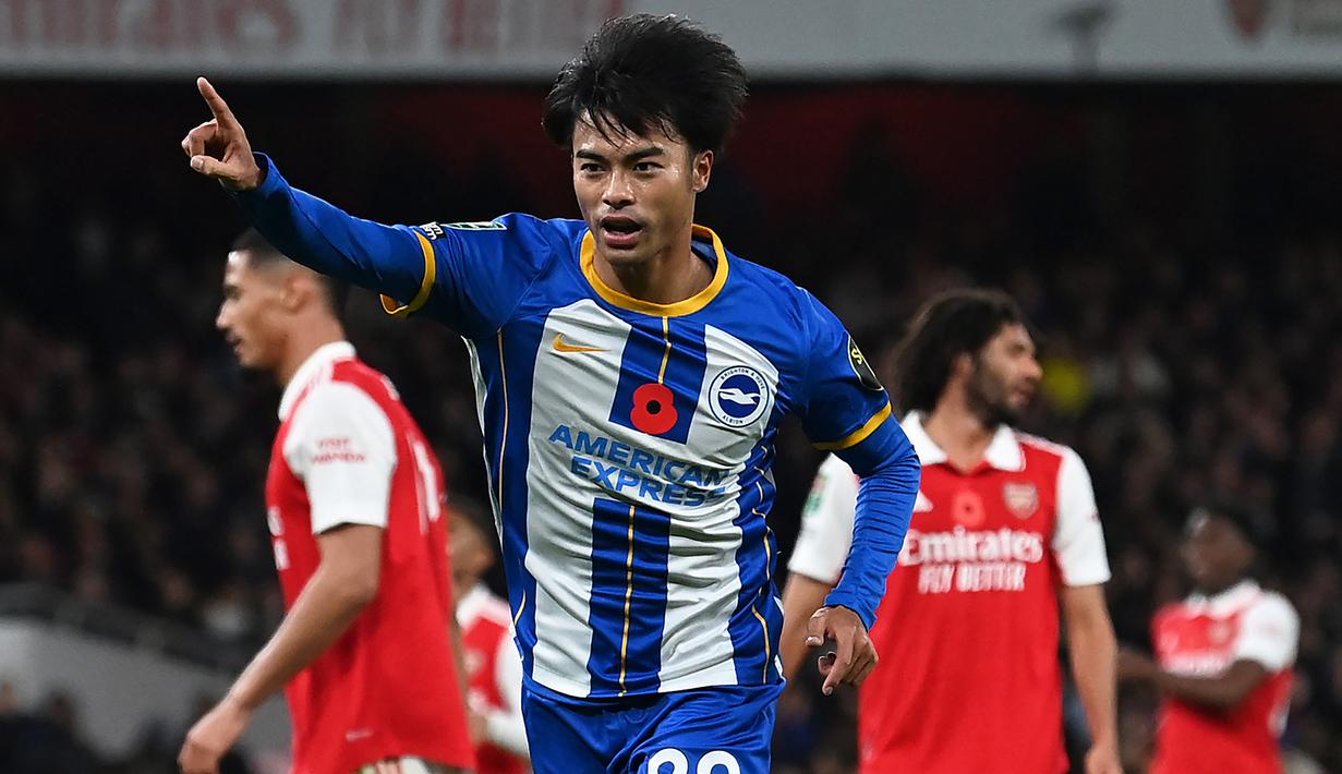Selebrasi gelandang Brighton and Hove Albion, Kaoru Mitoma setelah menjebol gawang Arsenal pada laga putaran ketiga Piala Liga Inggris 2022/2023 di Emirates Stadium, London (9/11/2022). Brighton memulangkan Kaoru Mitoma pada awal musim 2022/2023 setelah tampil impresif bersama Union Saint-Galloise selama masa peminjaman dengan mencetak 8 gol dan 4 assist dari 29 laga. (AFP/Glyn Kirk)