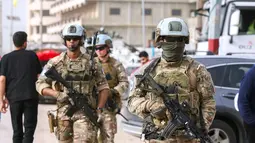 Kesepakatan ini mulai berlaku sejak Jumat 17 April 2026 pukul 00.00 dini hari waktu setempat. Tampak dalam foto, Kontingen Prancis dari Pasukan Sementara Perserikatan Bangsa-Bangsa di Lebanon (UNIFIL) berpatroli saat warga yang mengungsi kembali ke rumah mereka di wilayah Al-Qasmiyeh, Lebanon Selatan, pada Sabtu 18 April 2026. (MAHMOUD ZAYYAT/AFP)