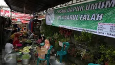 Suasana di Dapur umum Daarul Falah, Pondok Pinang, Jakarta, Kamis (1/12). Dapur umum Daarul Falah ini merupakan Posko inisiatif warga untuk memasak nasi bungkus sebanyak 2500 bungkus untuk peserta aksi demo bela Islam 3 besok. (Liputan6.com/Johan Tallo)