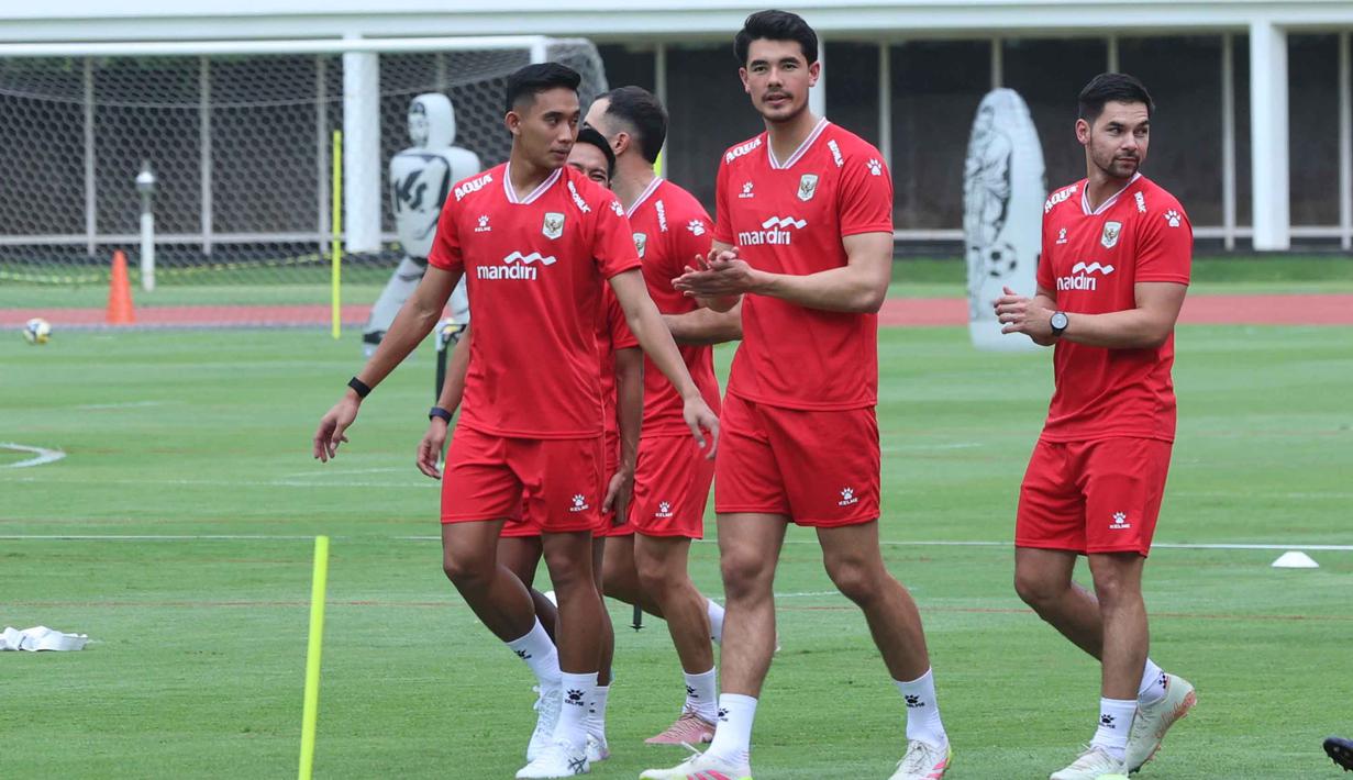 Elkan Baggott yang sempat lama absen dari skuad Garuda, tampak mengikuti latihan bersama rekan-rekannya. Tampak dalam foto, pemain Timnas Indonesia, Elkan Baggott (tengah) saat mengikuti sesi latihan perdana di Lapangan Stadion Madya, Kompleks Gelora Bung Karno, Senayan, Jakarta, Selasa (24/3/2026). (Bola.com/M Iqbal Ichsan)