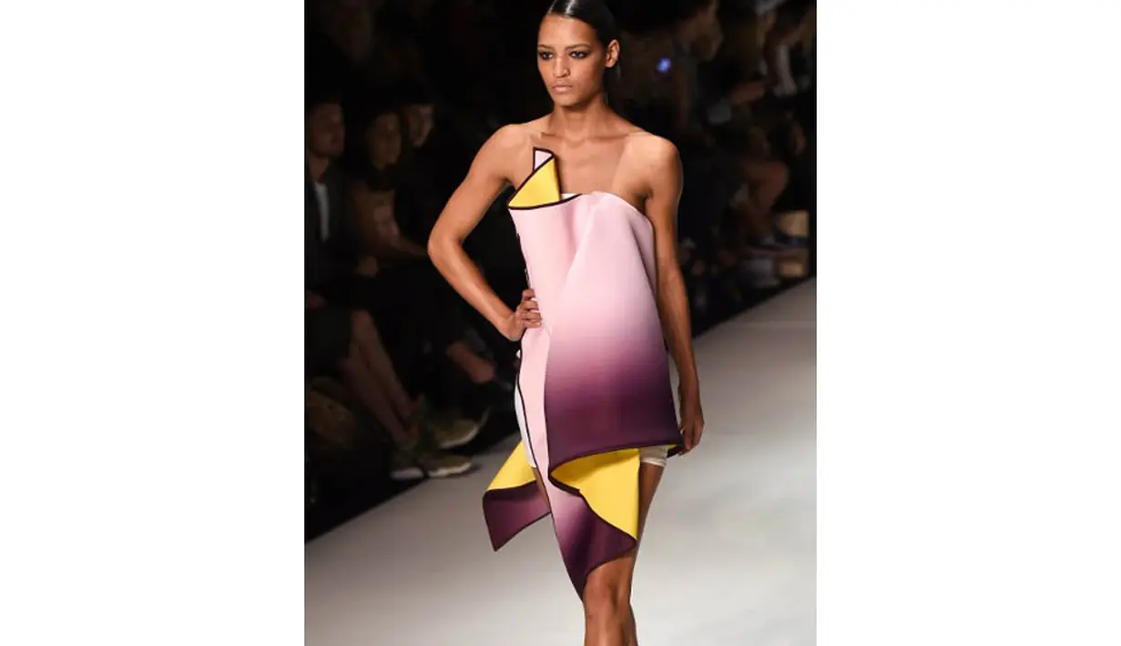 Seorang model memeragakan baju rancangan Yousef Akbar di Australia Fashion Week 2014, Sydney (9/4/2014) (AFP Photo/William west).