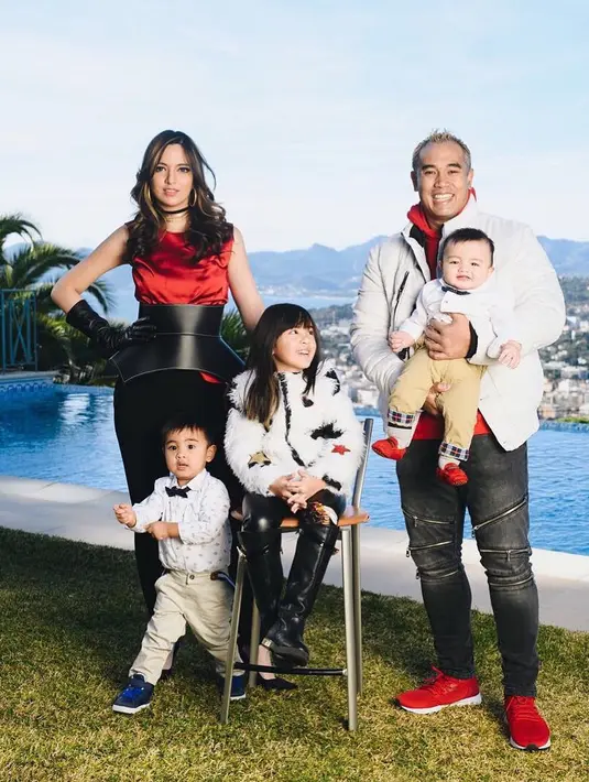 "Karena dia (Ardi) suka gitu. Kalau misalkan lihat cewek, dia tuh ngomong langsung, 'yang, yang, cantik, badannya bagus'," ujar Nia Ramadhani di kawasan Lippo Mall Puri, Jakarta Barat, Jumat (2/2) dilansir dari Liputan6. (Instagram/ramadhaniabakrie)