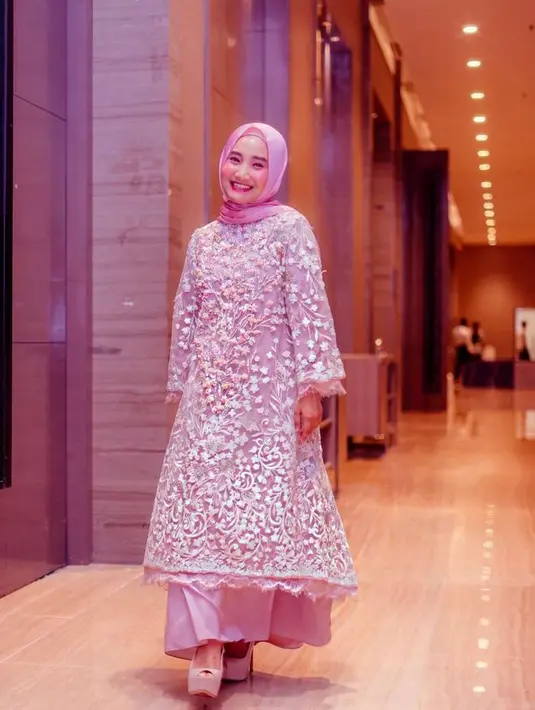 Atau cukup mengenakan dress dengan detail lace bordir floral yang cantik, seperti yang dikenakan penyanyi Fatin satu ini. Elegan! (Instagram/fatin30)
