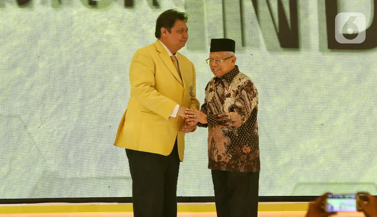 Ketua Umum DPP Golkar terpilih Airlangga Hartarto (kiri) bersalaman dengan Wakil Presiden Ma'ruf Amin saat penutupan Munas X Partai Golkar di Jakarta, Kamis (5/12/2019). Airlangga Hartarto terpilih kembali sebagai ketua umum Partai Golkar Periode 2019-2024 secara aklamasi. (Liputan6.com/Johan Tallo)
