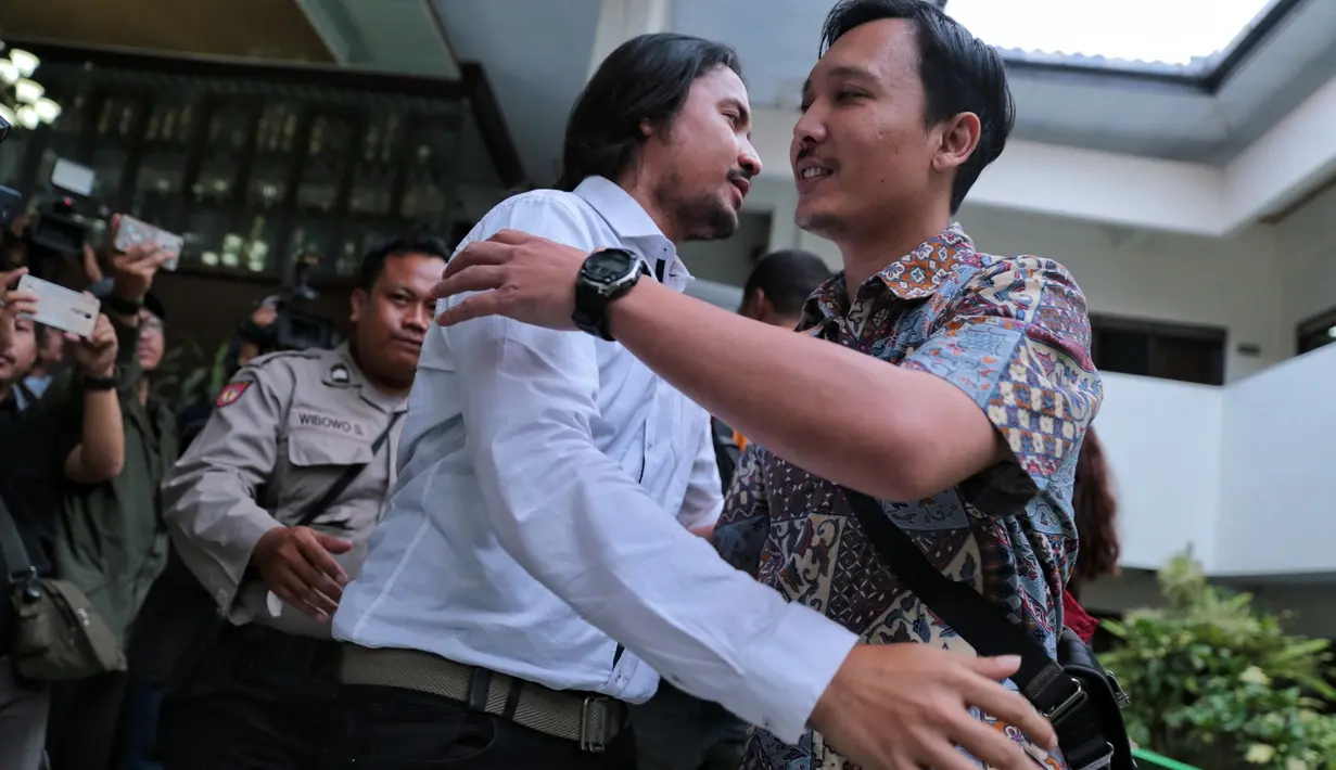 Musisi Marcello Tahitoe atau lebih dikenal dengan Ello tertangkap oleh Satuan Narkotika Polres Metro Jakarta Selatan pada Minggu (6/8/2017). Dua paket ganja siap pakai ditemukan saat tertangkap di kawasan Jagakarsa. (Adrian Putra/Bintang.com)
