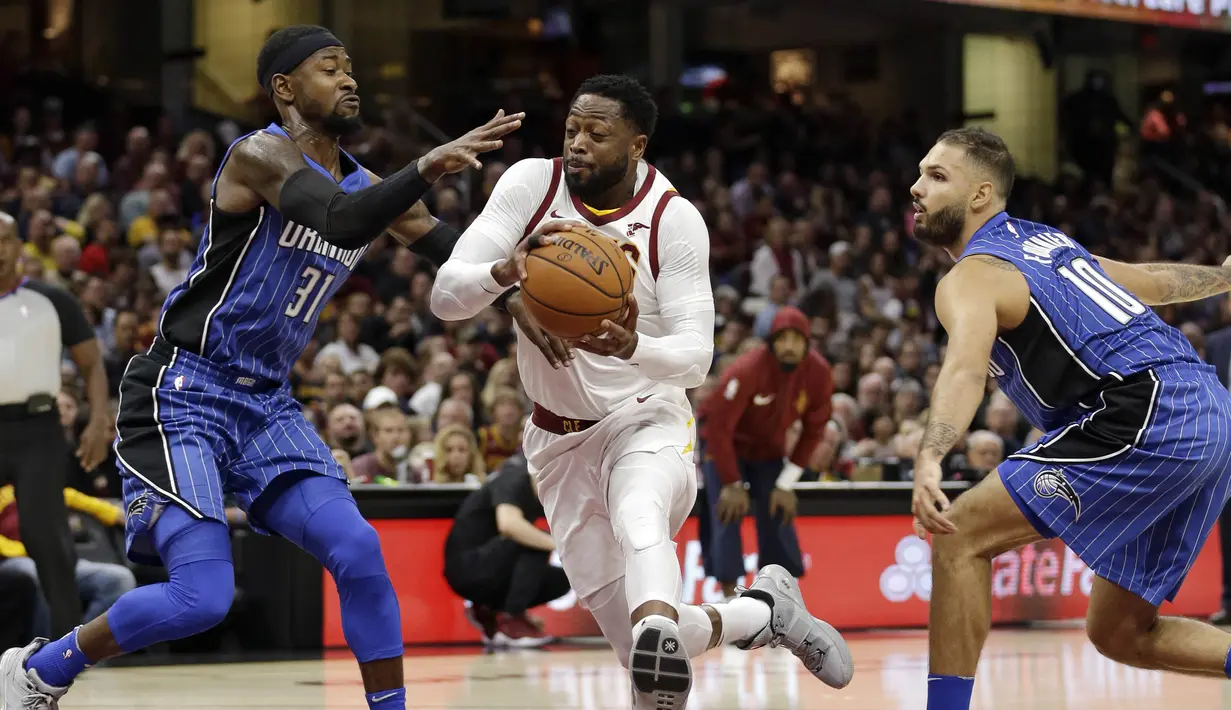 Pebasket Cleveland Cavaliers, Dwyane Wade, berusaha melewati pebasket Orlando Magic, Terrence Ross, pada laga NBA di Quicken Loans Arena, Ohio, Sabtu (21/10/2017). Cleveland Cavaliers kalah 93-114 dari Orlando Magic. (AP Photo/Tony Dejak)