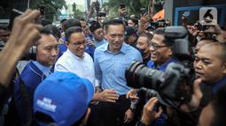 Ketua Umum Partai Demokrat Agus Harimurti Yudhoyono atau AHY (tengah kanan) menyambut kedatangan Anies Baswedan (tengah kiri) saat tiba di Kantor DPP Partai Demokrat, Jakarta, Kamis (2/3/2023). Kunjungan Anies Baswedan untuk memperkenalkan dirinya kepada Majelis Tinggi Partai. (Liputan6.com/Faizal Fanani)
