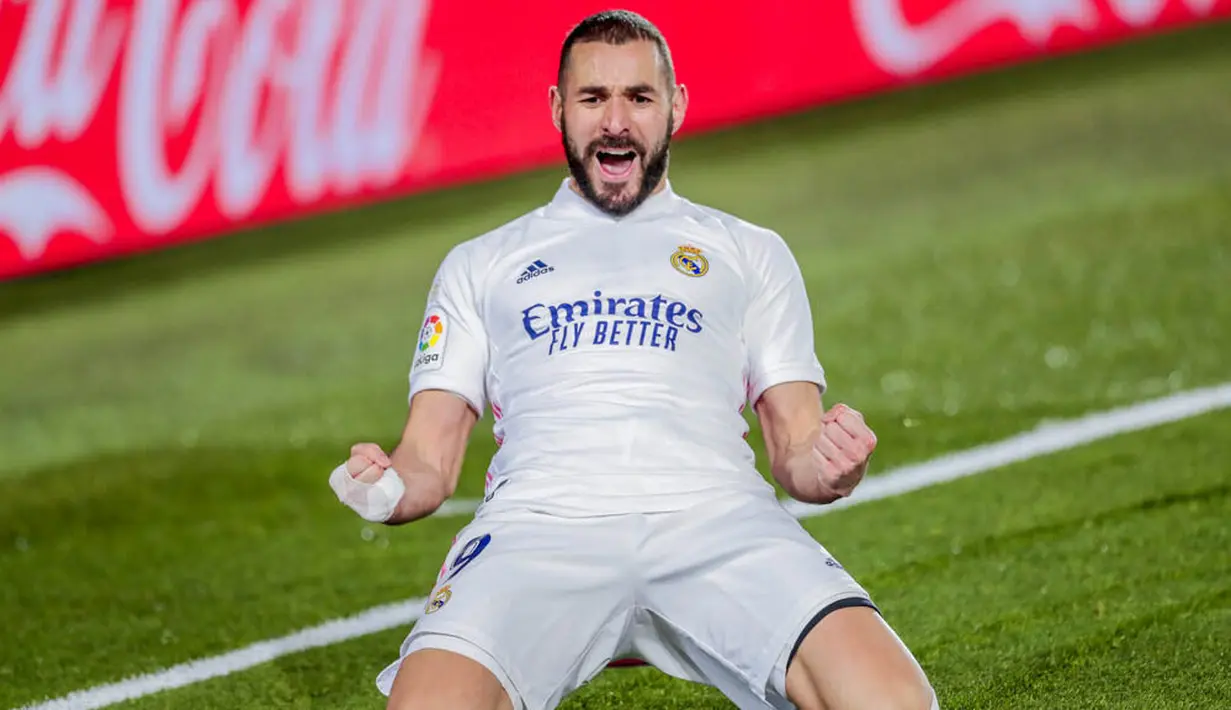 Striker Real Madrid, Karim Benzema, melakukan selebrasi usai mencetak gol ke gawang Athletic Bilbao pada laga Liga Spanyol di Stadion Alfredo Di Stefano, Rabu (16/12/2020). Real Madrid menang dengan skor 3-1. (AP/Bernat Armangue)