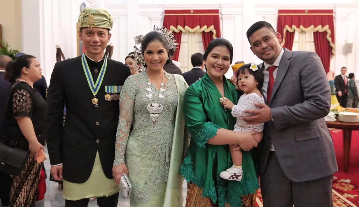 Putra Presiden RI ke-6 SBY, Agus Harimurti Yudhoyono atau AHY didampingi istri Annisa Pohan foto bersama dengan Putri Presiden Jokowi Kahiyang dan Suami usai Upacara HUT ke-74 RI di Istana Merdeka, Jakarta, Sabtu (17/8/2019). (Liputan6.com/HO/Anung Aninditio)