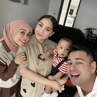Nagita Slavina Kenakan Kemeja Bolong-Bolong, intip harganya, credit: @raffinagita1717