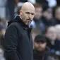 Ekspresi Erik Ten Hag setelah MU dikalahkan Newcastle United 0-2 dalam pertandingan pekan ke-29 Liga Inggris 2022/2023 yang berlangsung di St. James Park, Minggu (2/4/2023) WIB. (AFP/Oli Scarff)