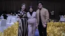 Tampil sesuai dress code, Ashanty tampil dengan dress coklat hitam, Aurel dengan jumpsuit coklat, dan Atta mengenakan jaket coklatnya. @attahalilintar