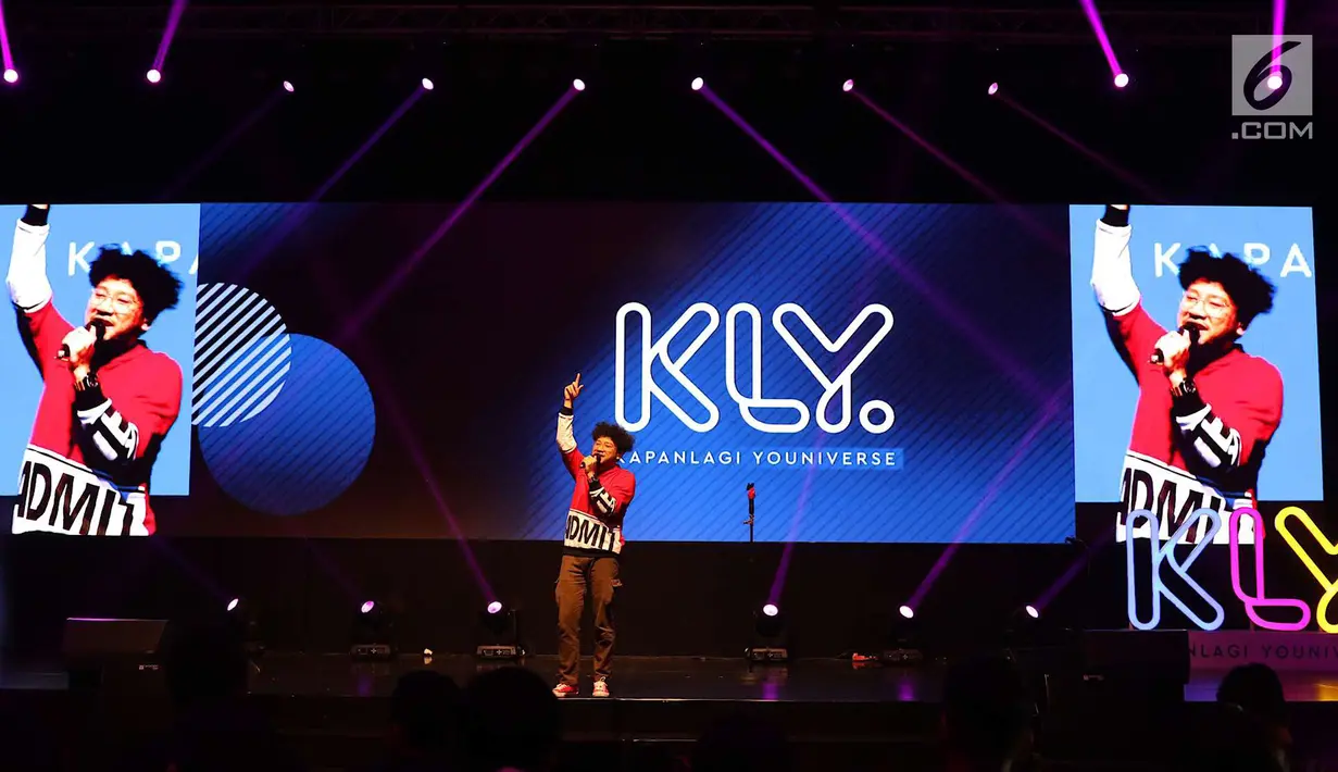 Penyanyi Kunto Aji tampil dalam acara XYZ Day 2018 di Jakarta, Rabu (25/4). XYZ Day 2018 merupakan ajang perkenalan dari bersatunya media daring terkemuka yaitu PT Liputan Enam Dot Com dan PT KapanLagi Dot Com Networks. (Liputan6.com/Immanuel Antonius)