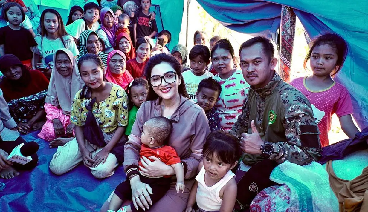 Dirinya juga tampak mengunjungi tenda pengungsian warga yang terdampak gempa. Dalam akun Instagram pribadinya, istri Anang Hermansyah ini diketahui mengunjungi lokasi titik terdekat dari pusat gempa. (Liputan6.com/IG/@ashanty_ash)
