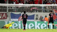 Ekspresi penyerang Bayern Munchen Thomas Muller (kanan) usai mencetak gol kedua (dari dua) ke gawang Olympiakos, pada laga Liga Champions, di Stadion Karaiskaki, Athena, Kamis (17/9/2015) dini hari WIB, yang berakhir 3-0. (EPA/ALEXANDROS VLACHOS)