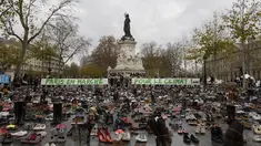 Ribuan pasang sepatu yang dikirimkan aktivis dipajang di place de la Republique, Prancis, sebagai tanda solidaritas karena pawai lingkungan di Paris dibatalkan jelang Konferensi Tingkat Tinggi Perubahan Iklim, Minggu (29/11).  (AFP PHOTO/Miguel Medina)