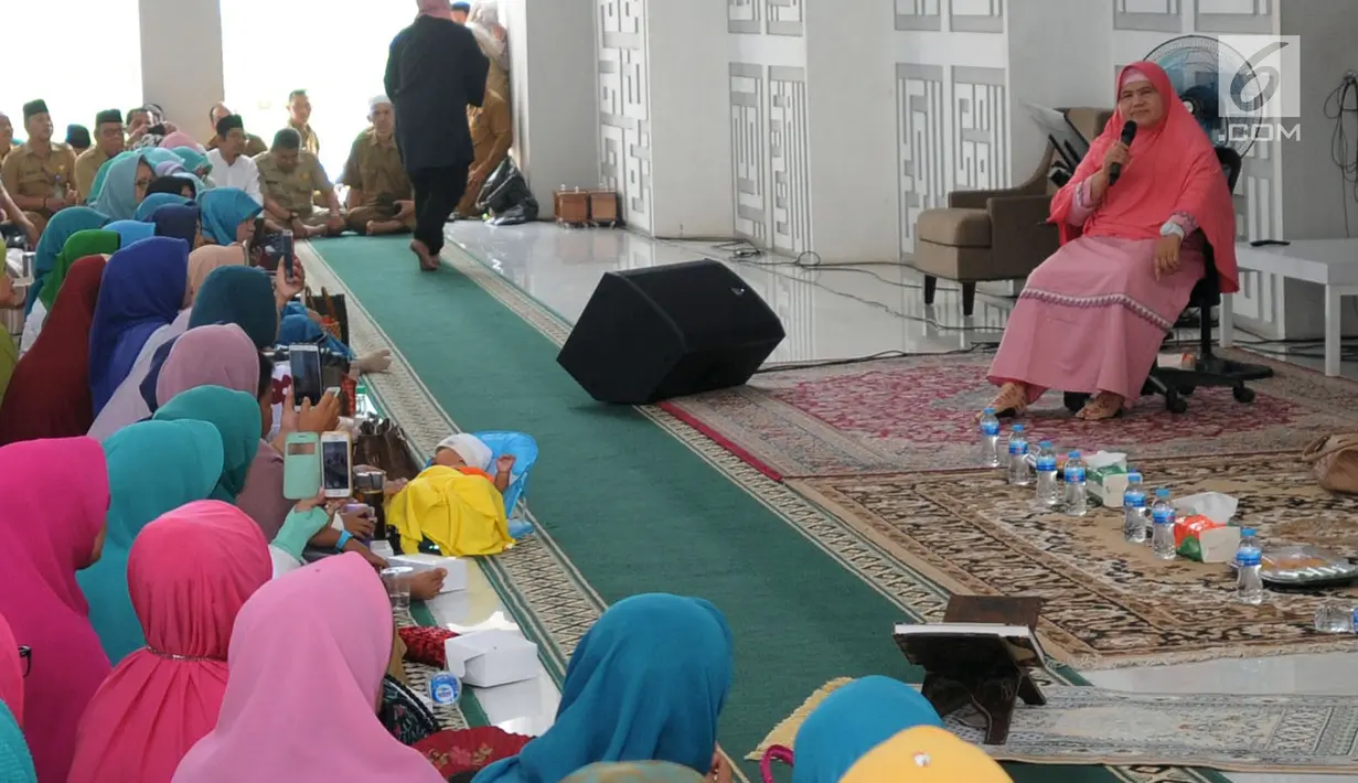 Pendakwah Mamah Dede memberi Tausyiah mengenai musibah di Indonesia di Masjid al i'tisom, Ciputat, Senin (15/10). Tausiah dalam rangka menjalin silaturahmi sekaligus sebagai doa bersama untuk korban gempa dan tsunami di Palu. (Merdeka.com/Arie Basuki)