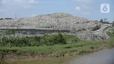 Pemandangan sampah yang longsor di TPA Cipeucang, Serpong, Tangerang Selatan, Banten, Sabtu (23/5/2020). Turap penahan sampah TPA Cipeucang longsor pada 22 Mei 2020 dan hampir menutupi aliran Sungai Cisadane yang berada di sebelahnya. (merdeka.com/Dwi Narwoko)